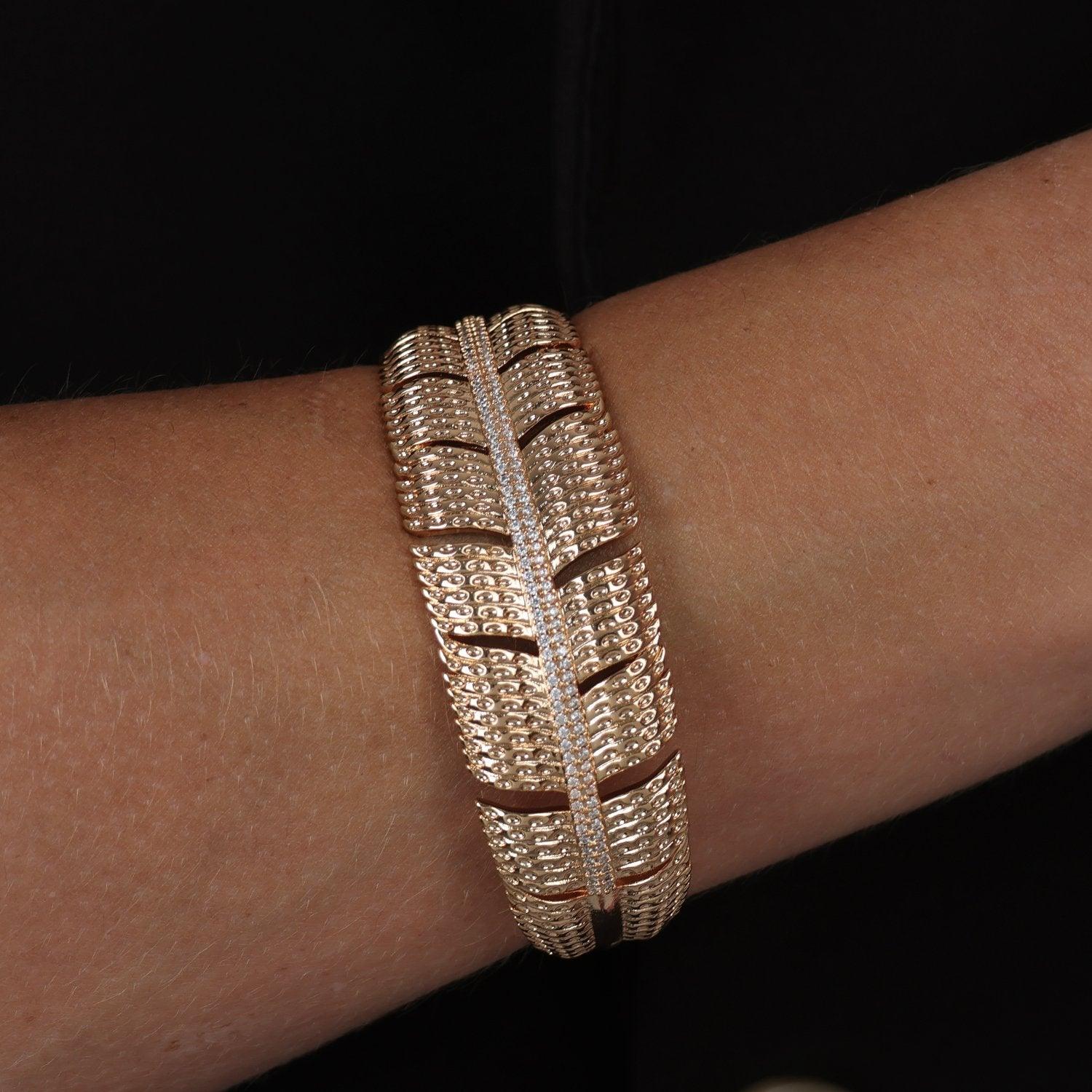 Bracelete Dourado de Pena Cravejado de Zircônia - Delicatti