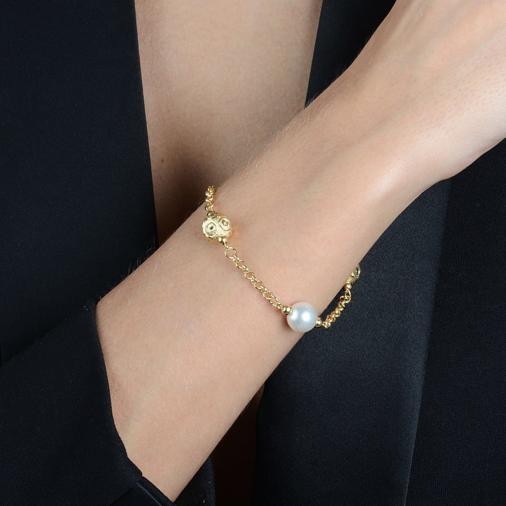 Pulseira Dourada Elo Português com Pérolas e Esferas Vazadas - Delicatti